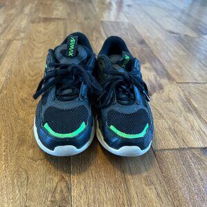 Boys Nike Airmax shoes, size 4Y, Color black